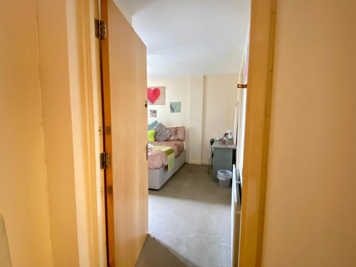 Lovely Double Room With Private Bathroom And Double Room With Shared Toilet & Parking Free Edimburgo Exterior foto